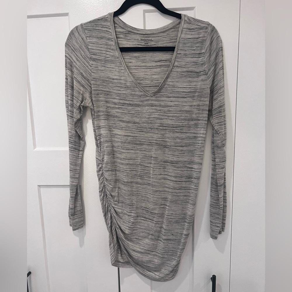 Motherhood Maternity | EUC Long Sleeve Side
Ruched Maternity T Shirt - Grey